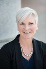 Lisa J Wasson
